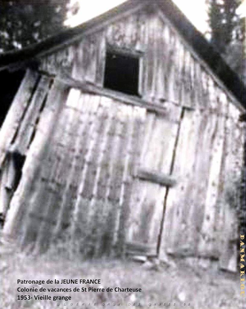 COLO JEUNE FRANCE 1953 vieille grange en foret.jpg